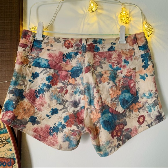 🌸 ZARA Floral Stretchable Denim Shorts in Pastel English Colours - Picture 9 of 10